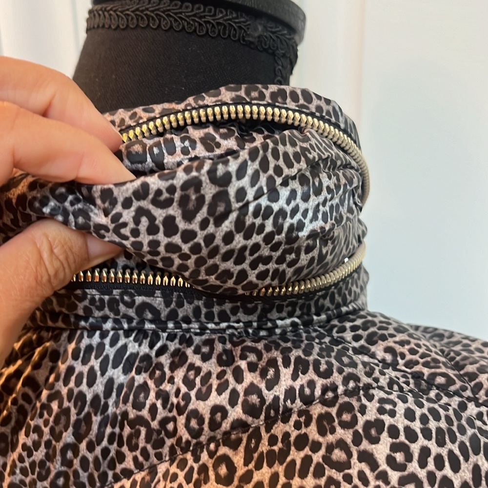 Michael Kors leopard print with hidden hood. size Small - Picture 10 of 15